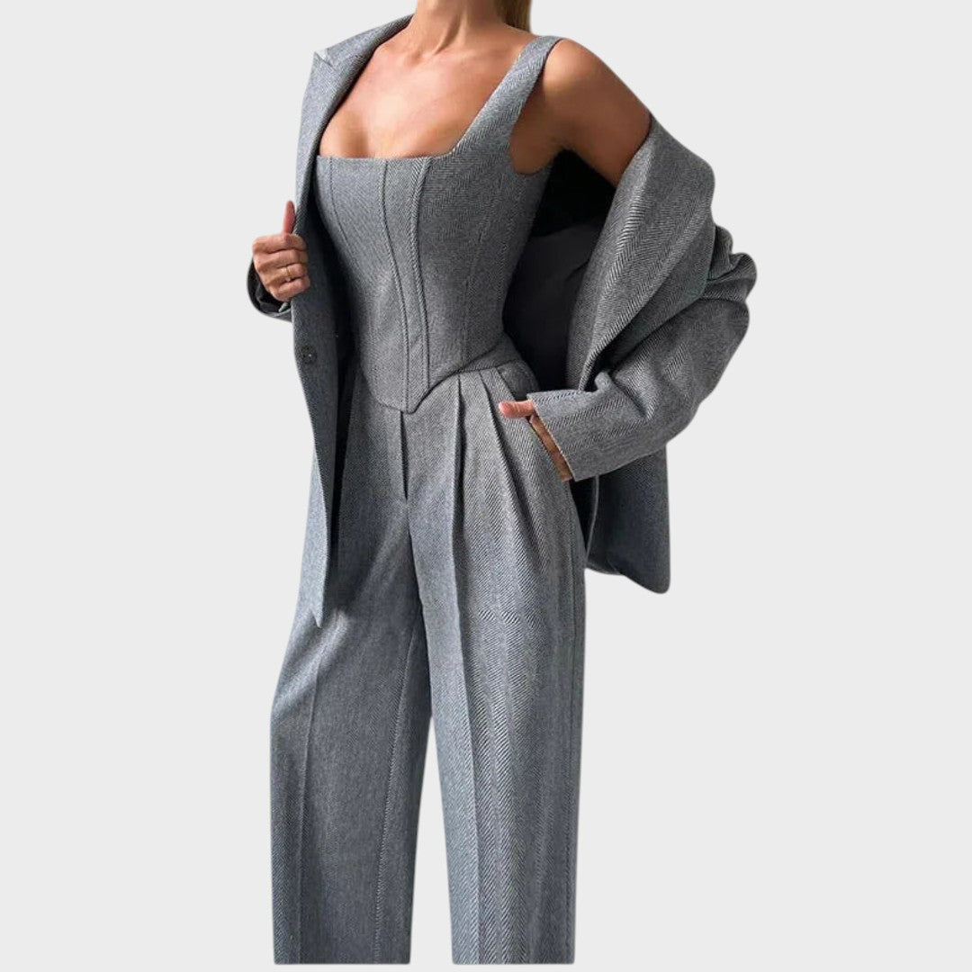 Karolina – Moćni Trodijelni Kostim