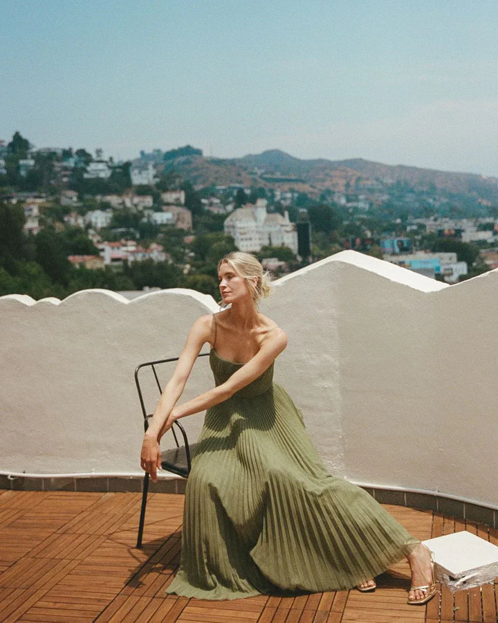 Lara - Moderna Elegancija S Otvorenim Leđima